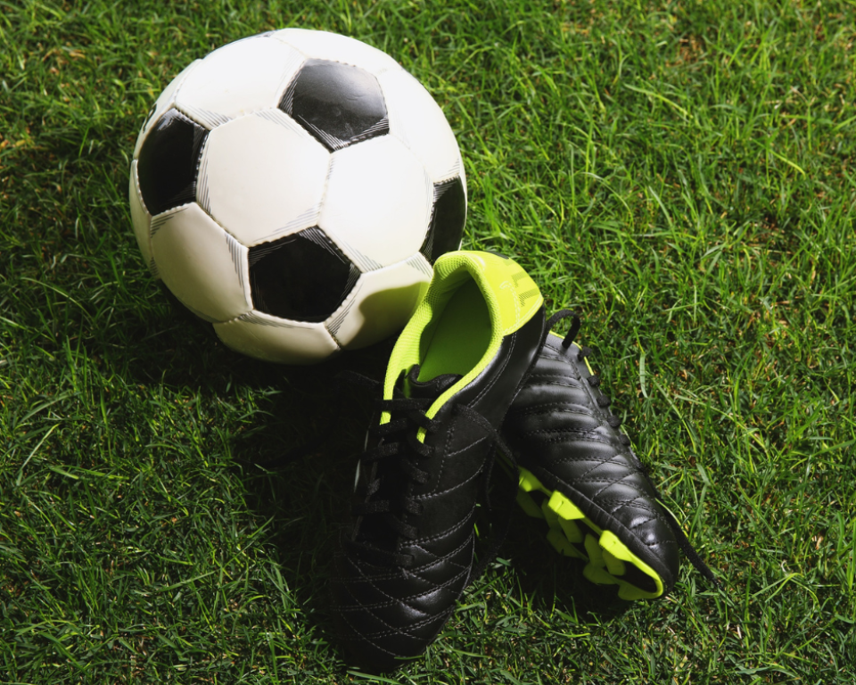 football et chaussures de football sur pelouse verte